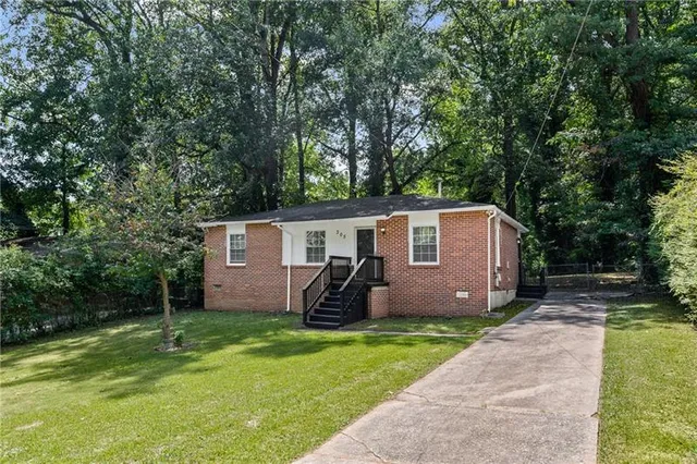 a view of a barn in the middle of a yard