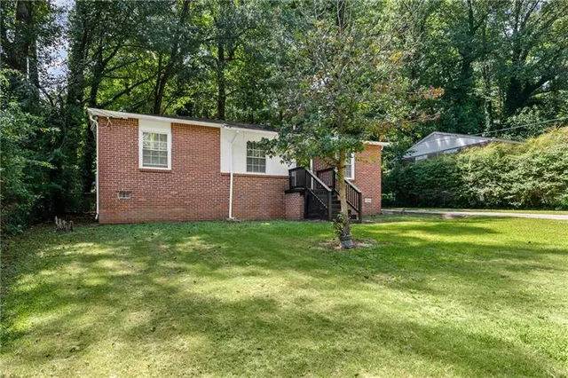 a view of a house with a backyard