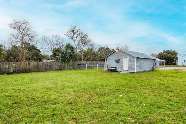 a view of a house with backyard and garden