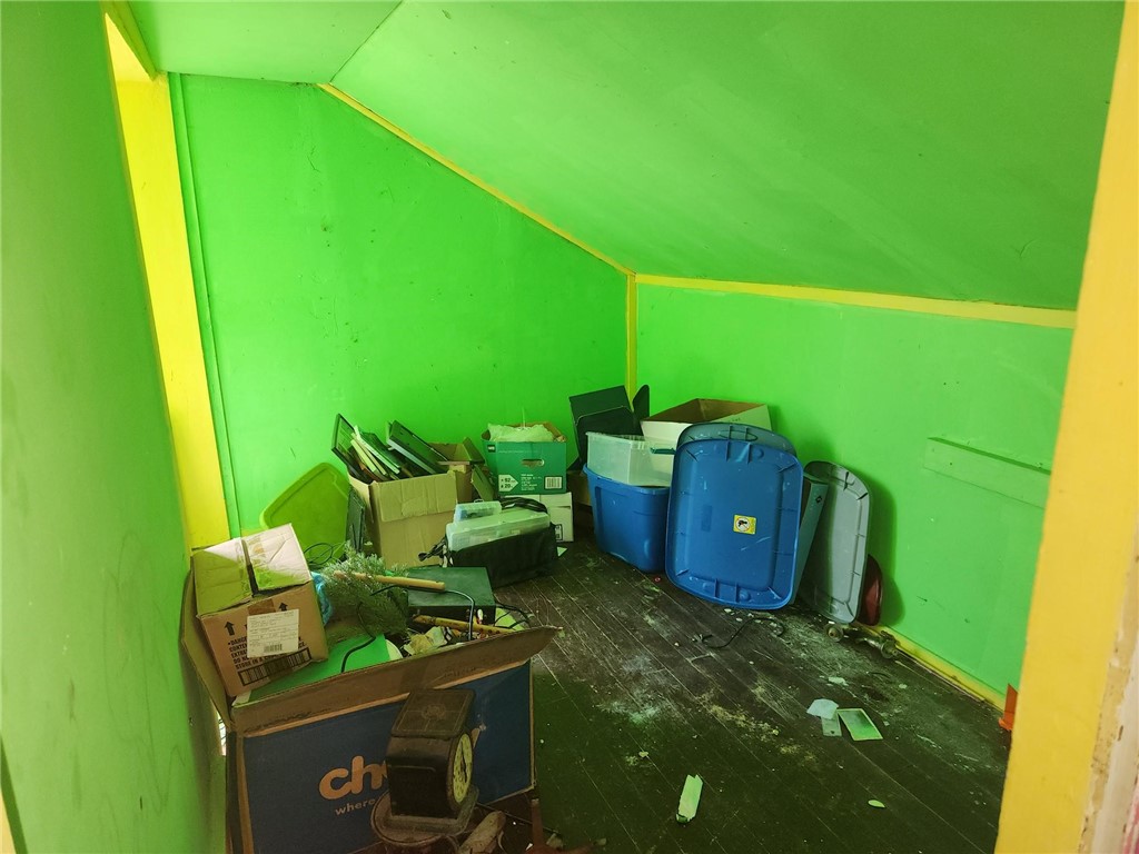 4276 Robinson Road Wethersfield, NY 14569 - Photo 17 of 24 Room between 2 bedrooms