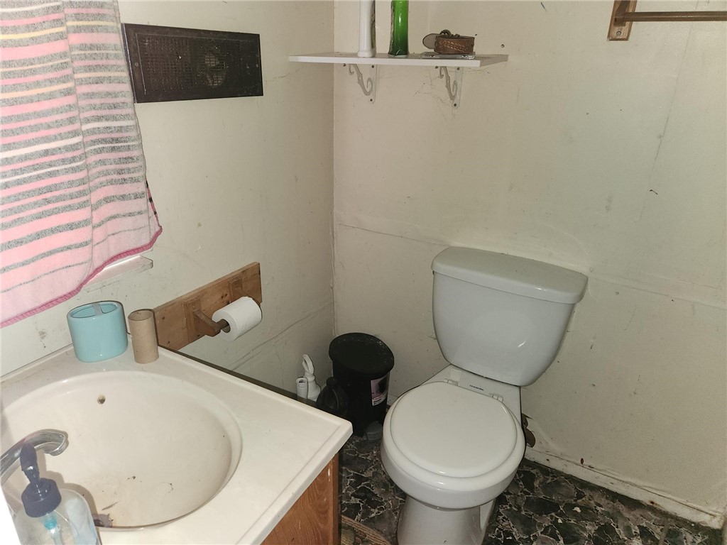 4276 Robinson Road Wethersfield, NY 14569 - Photo 10 of 24 1st-floor full bathroom