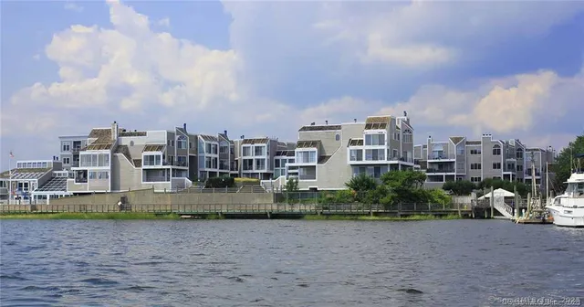 $464,900 | 127 Harbour Close, Unit 127, New Haven, CT 06519