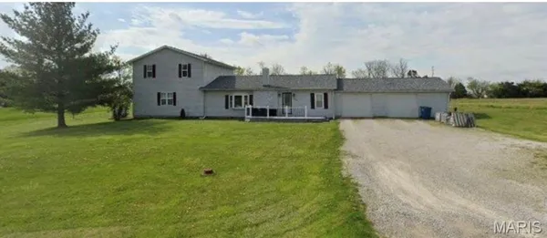 $350,000 | 21710 Highway 15, Nashville, IL 62263