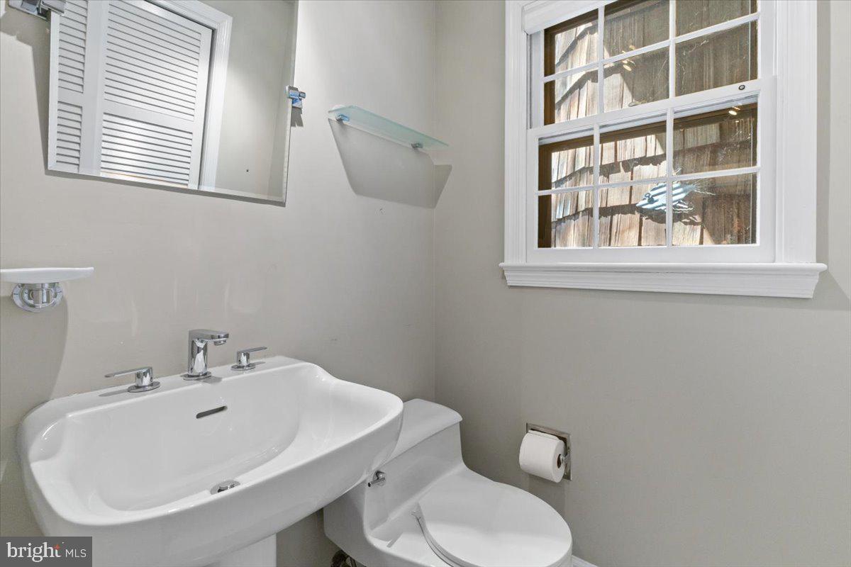 6515 Old Chesterbrook Road McLean, VA 22101 - Photo 36 of 54 Upper Hall Bath