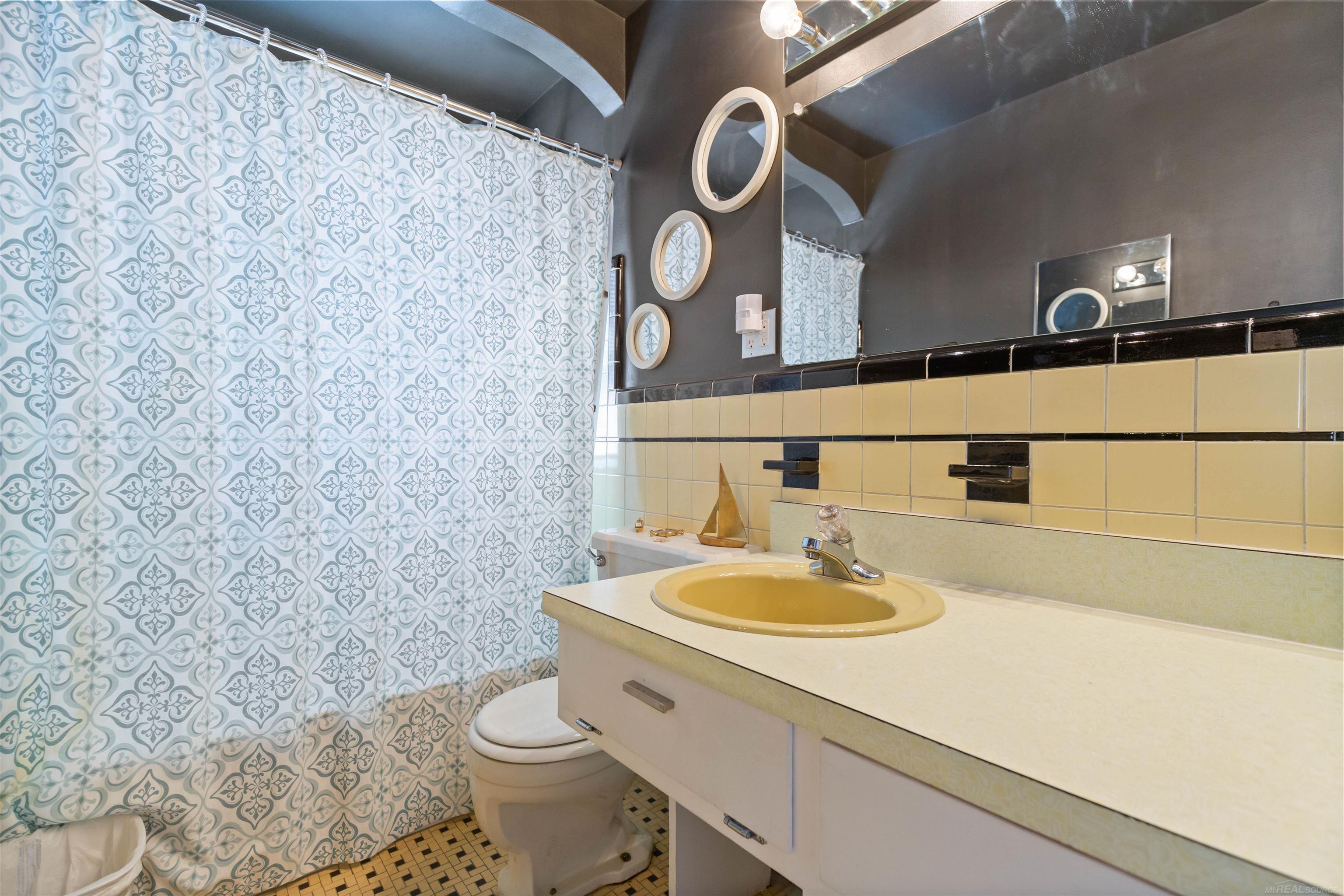 26491 Schoenherr Road Warren, MI 48089 - Photo 8 of 16 50094816-7.JPG