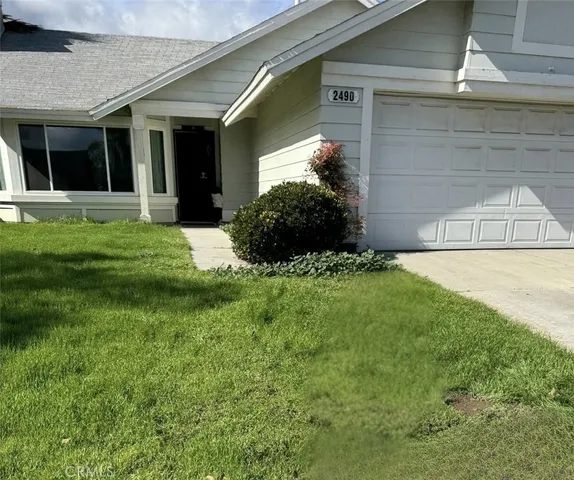 a view of front of house with a yard
