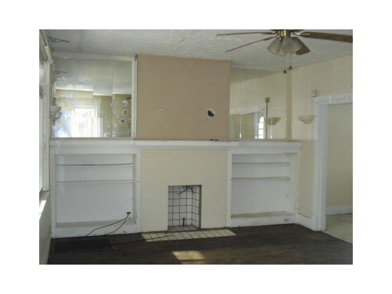 423 Rochelle Street Knoxville, PA 15210 - Photo 6 of 11 Living Room.