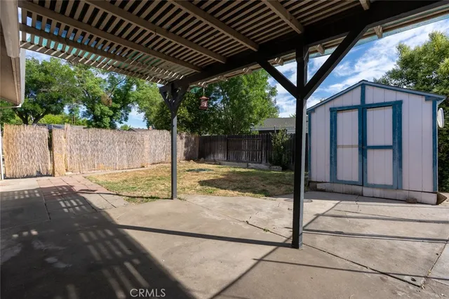 a view of a house with backyard