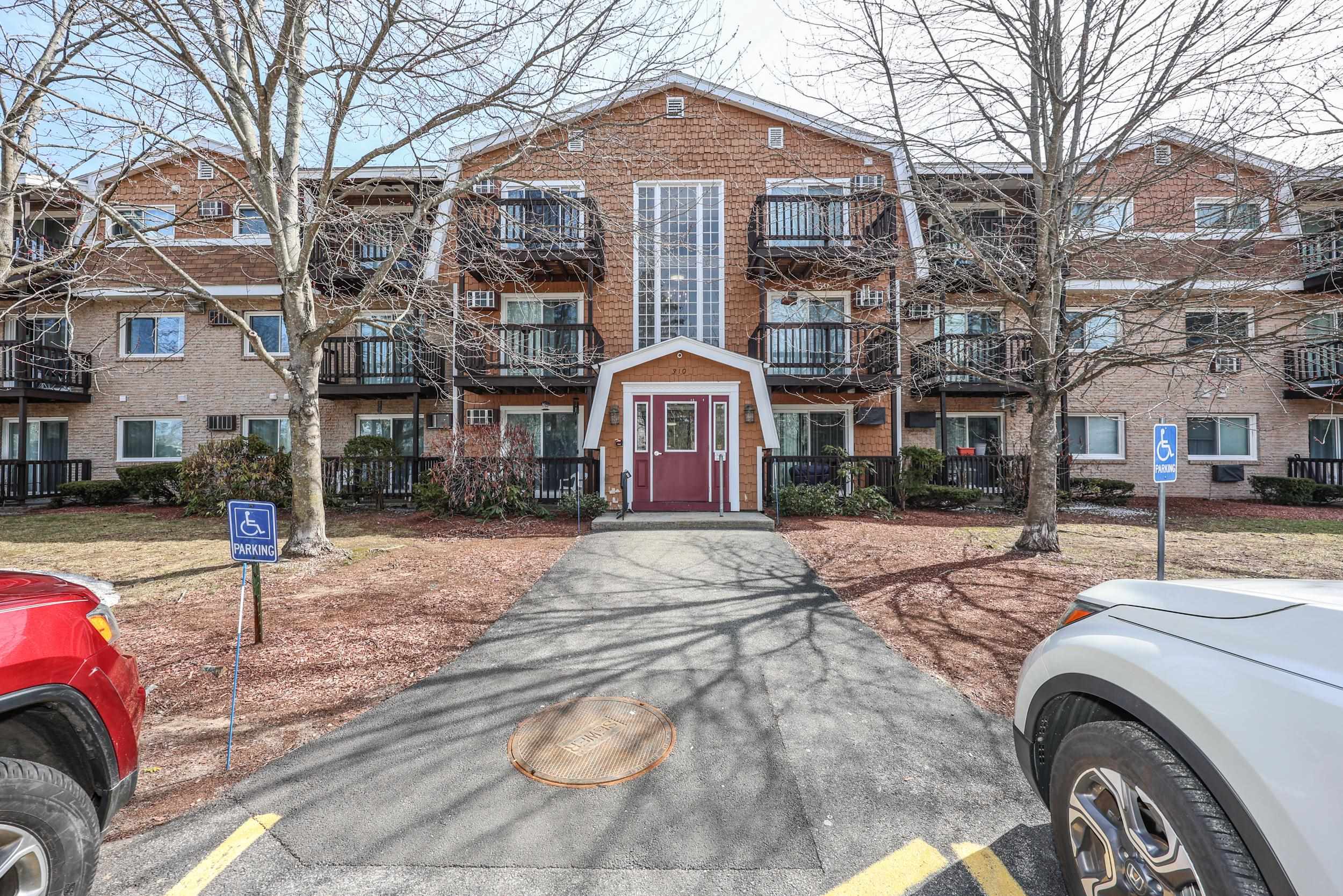 310 Brook Village Road, Unit 33 Nashua, NH 03062 - Photo 1 of 32 Gallery Image 1