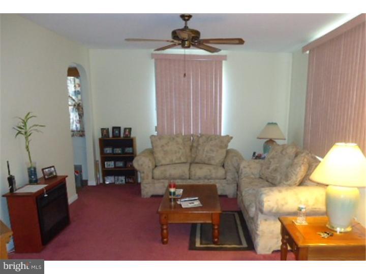 673 Rennard Street Philadelphia, PA 19116 - Photo 2 of 10 Living Room