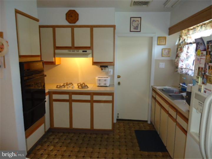 673 Rennard Street Philadelphia, PA 19116 - Photo 3 of 10 Kitchen