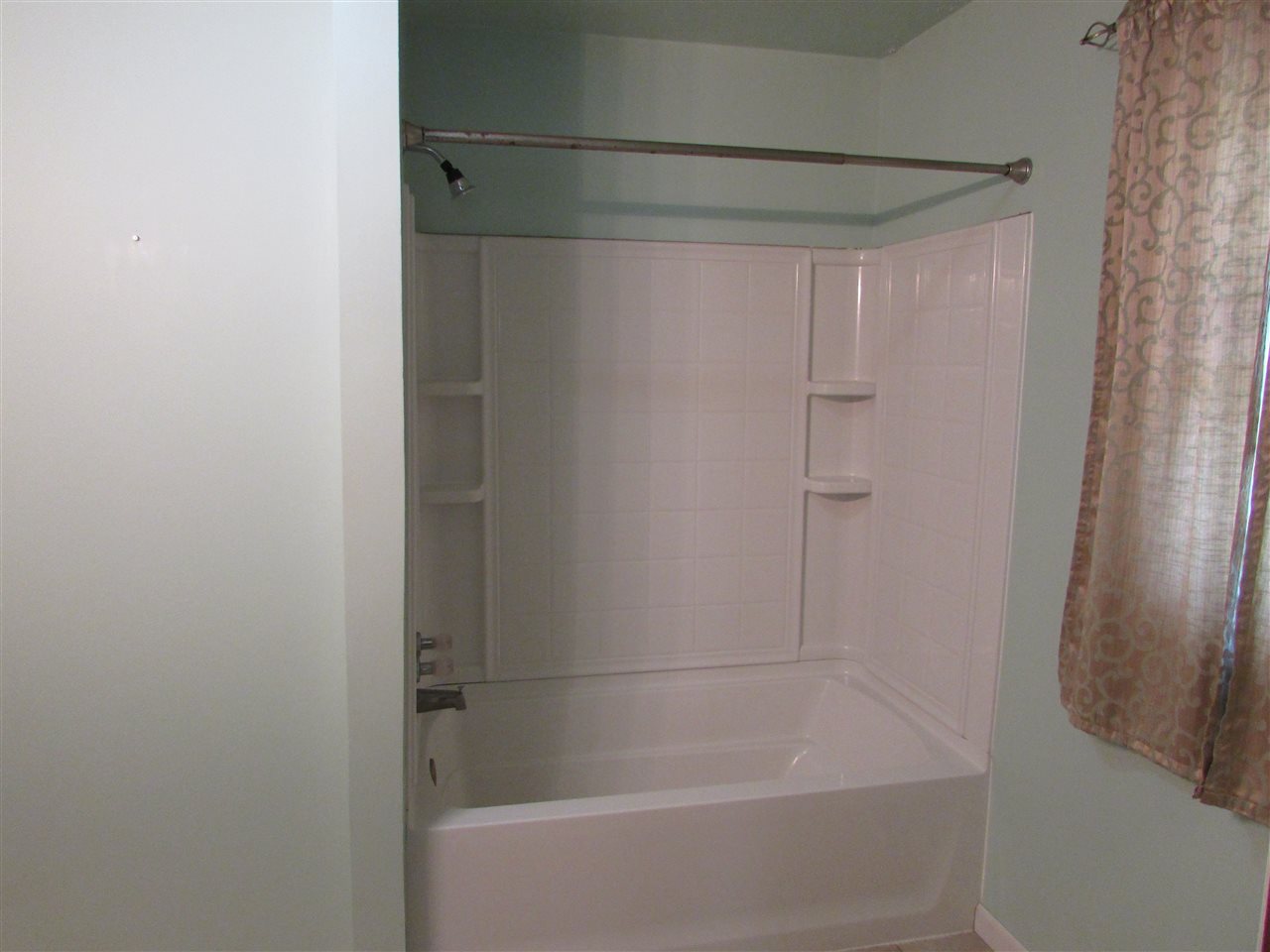 504 Barry Road Rockford, IL 61109 - Photo 17 of 31 a bathroom with a bathtub