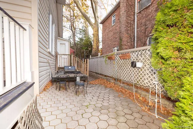 a picture of a black and white photo