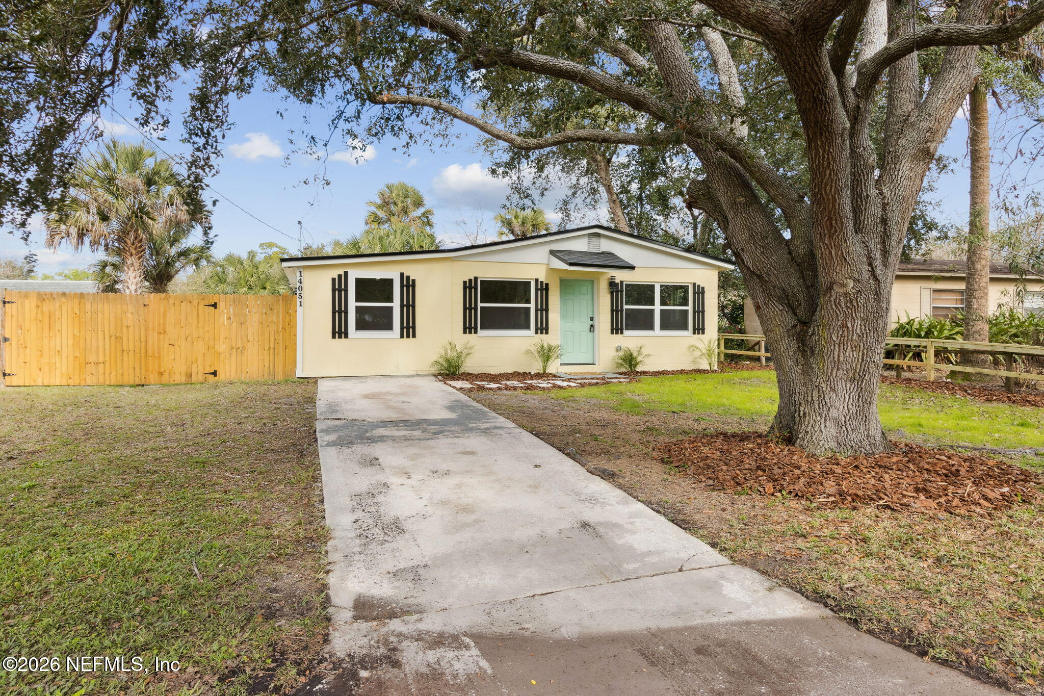 14051 Claridge Road North Jacksonville, FL 32250 - Photo 4 of 43 a front view of a house with a garden