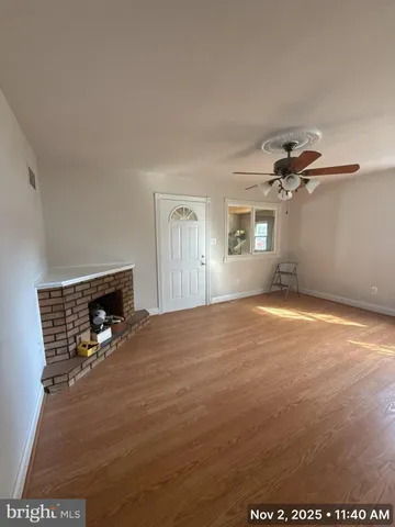 a view of empty room with window