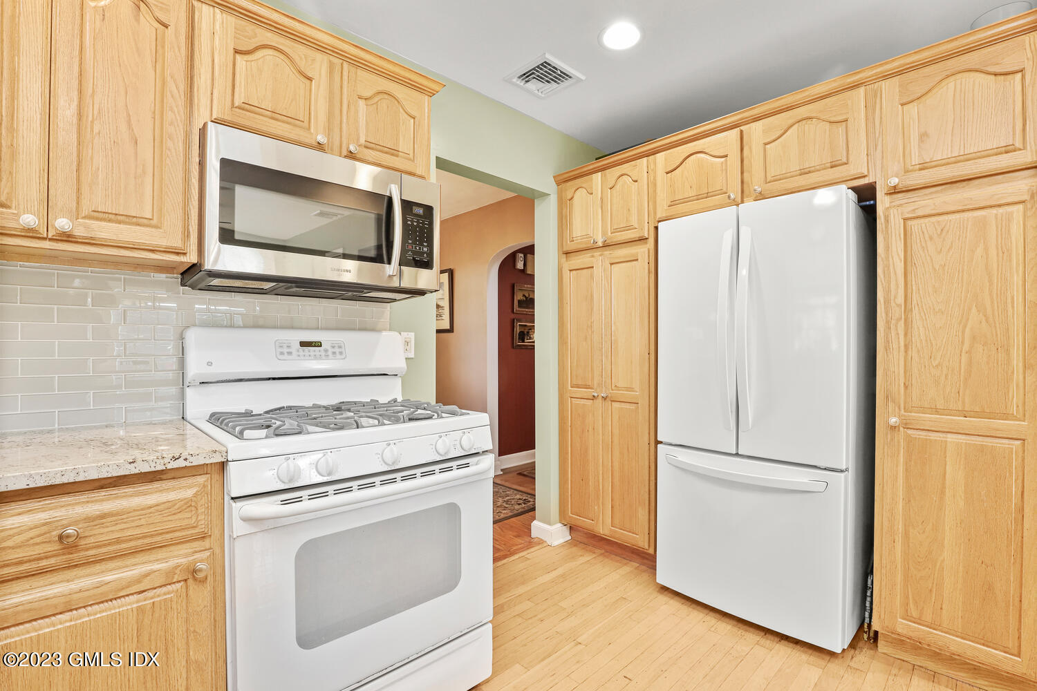 10 Minivale Road Stamford, CT 06907 - Photo 16 of 39 10 Minivale Rd Stamford CT-large-018-039