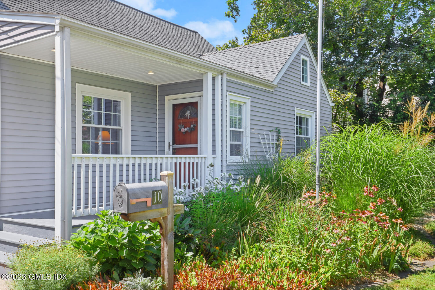 10 Minivale Road Stamford, CT 06907 - Photo 2 of 39 10 Minivale Rd Stamford CT-large-002-017