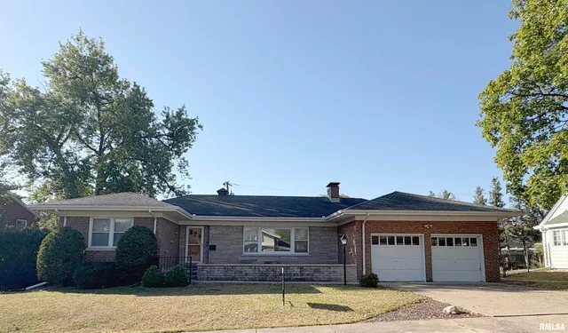$199,900 | 502 West Crestwood Drive, Peoria, IL 61614