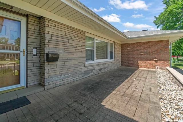 $199,900 | 502 West Crestwood Drive, Peoria, IL 61614