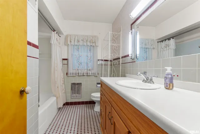 $199,900 | 502 West Crestwood Drive, Peoria, IL 61614