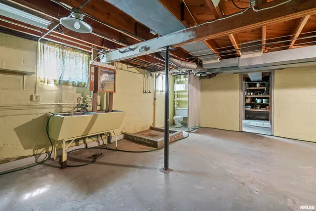 $199,900 | 502 West Crestwood Drive, Peoria, IL 61614