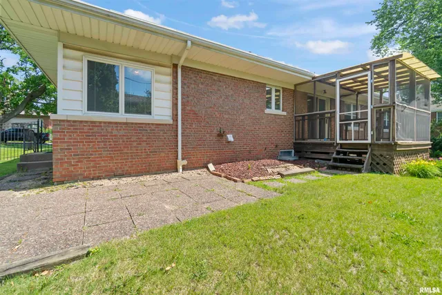 $199,900 | 502 West Crestwood Drive, Peoria, IL 61614