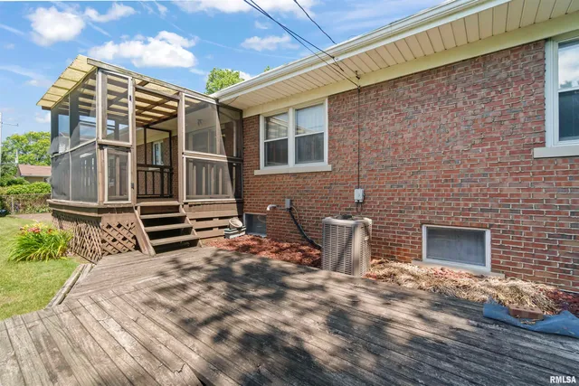 $199,900 | 502 West Crestwood Drive, Peoria, IL 61614