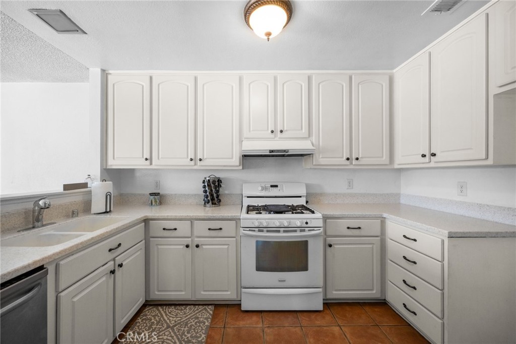 931 South Sutter Creek Road Anaheim, CA 92804 - Photo 13 of 36
