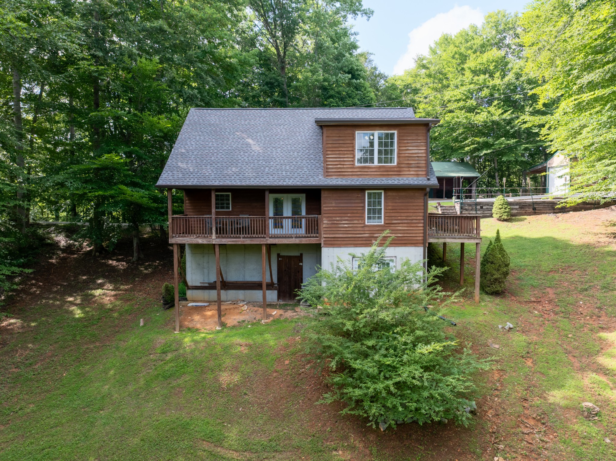 165 Kangaroo Ridge Road Byrdstown, TN 38549 - Photo 5 of 27 a view of a chair and table in the patio next to a yard