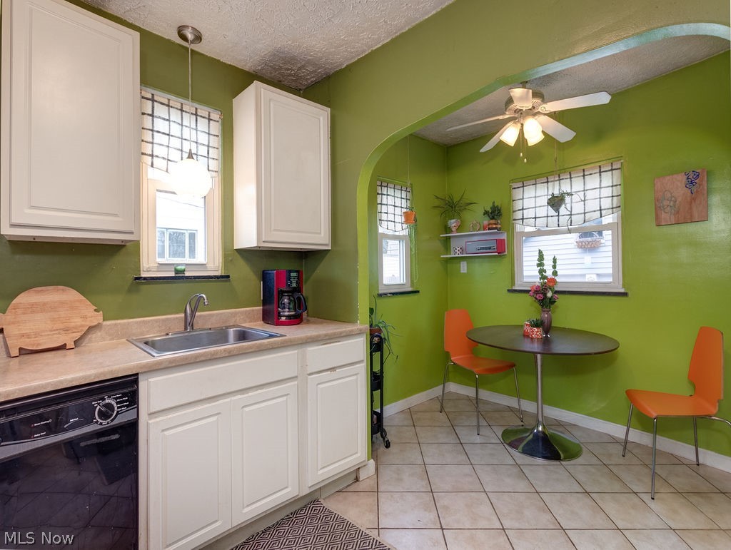 18231 Marcella Road Cleveland, OH 44119 - Photo 6 of 25 Eat-in kitchen!