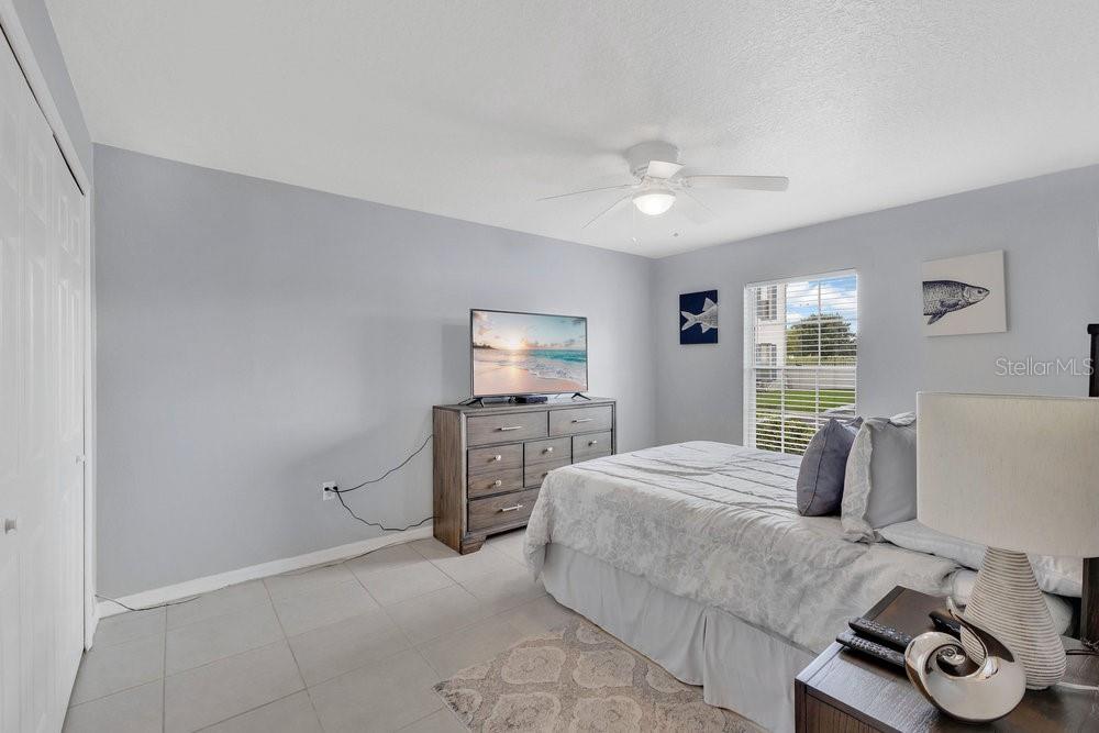 1024 North Plantation Drive, Unit B9 Kissimmee, FL 34741 - Photo 10 of 28 a bedroom with a bed and furniture