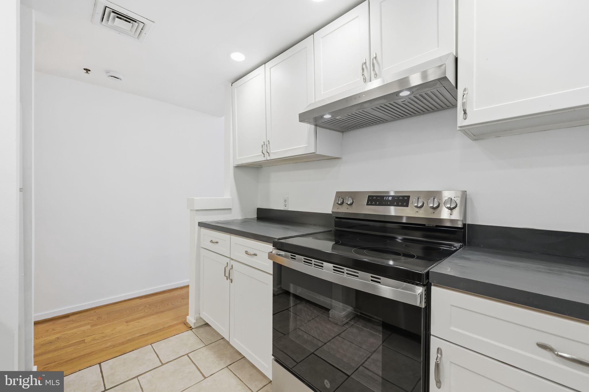 301 Race Street, Unit C010 Philadelphia, PA 19106 - Photo 13 of 32 a stove top oven sitting inside of a kitchen