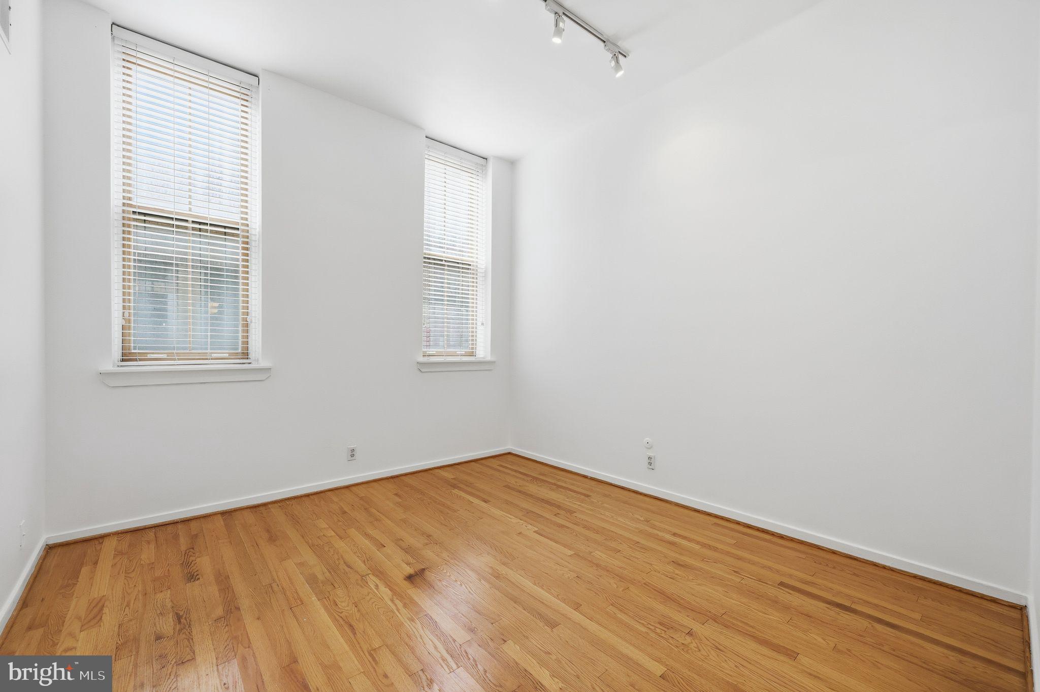301 Race Street, Unit C010 Philadelphia, PA 19106 - Photo 21 of 32 an empty room with windows