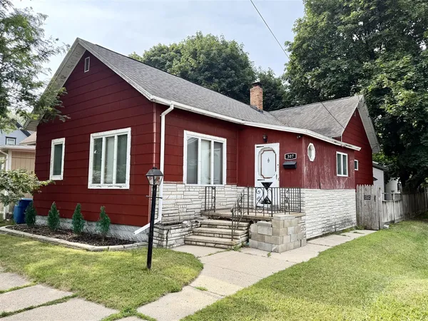 $184,000 | 307 6th Street, Manistee, MI 49660