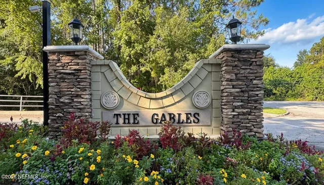 a sign that is sitting on a brick wall