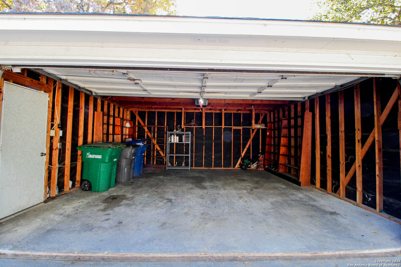 6703 Ridge Pl Street San Antonio, TX 78250 - Photo 42 of 44 a view of a garage