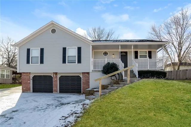 $2,095 | 708 Southeast Shamrock Lane, Blue Springs, MO 64014