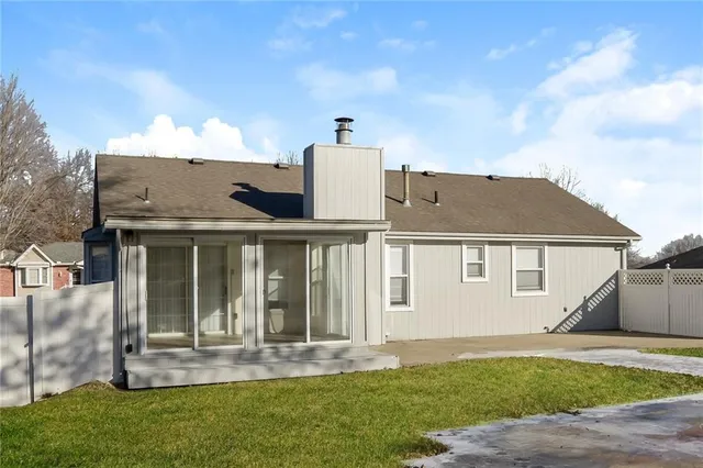 $2,095 | 708 Southeast Shamrock Lane, Blue Springs, MO 64014