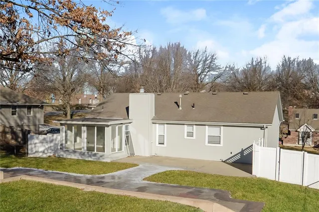 $2,095 | 708 Southeast Shamrock Lane, Blue Springs, MO 64014