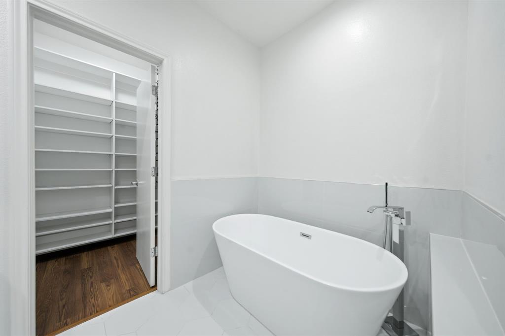4330 McKinney Avenue, Unit 16 Dallas, TX 75205 - Photo 21 of 34 Soak your cares away in this beautiful tub!