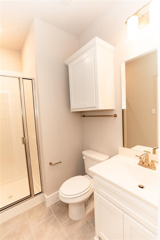 6124 Shasta Creek Road Celina, TX 75009 - Photo 18 of 27 a bathroom with a sink a toilet and a mirror
