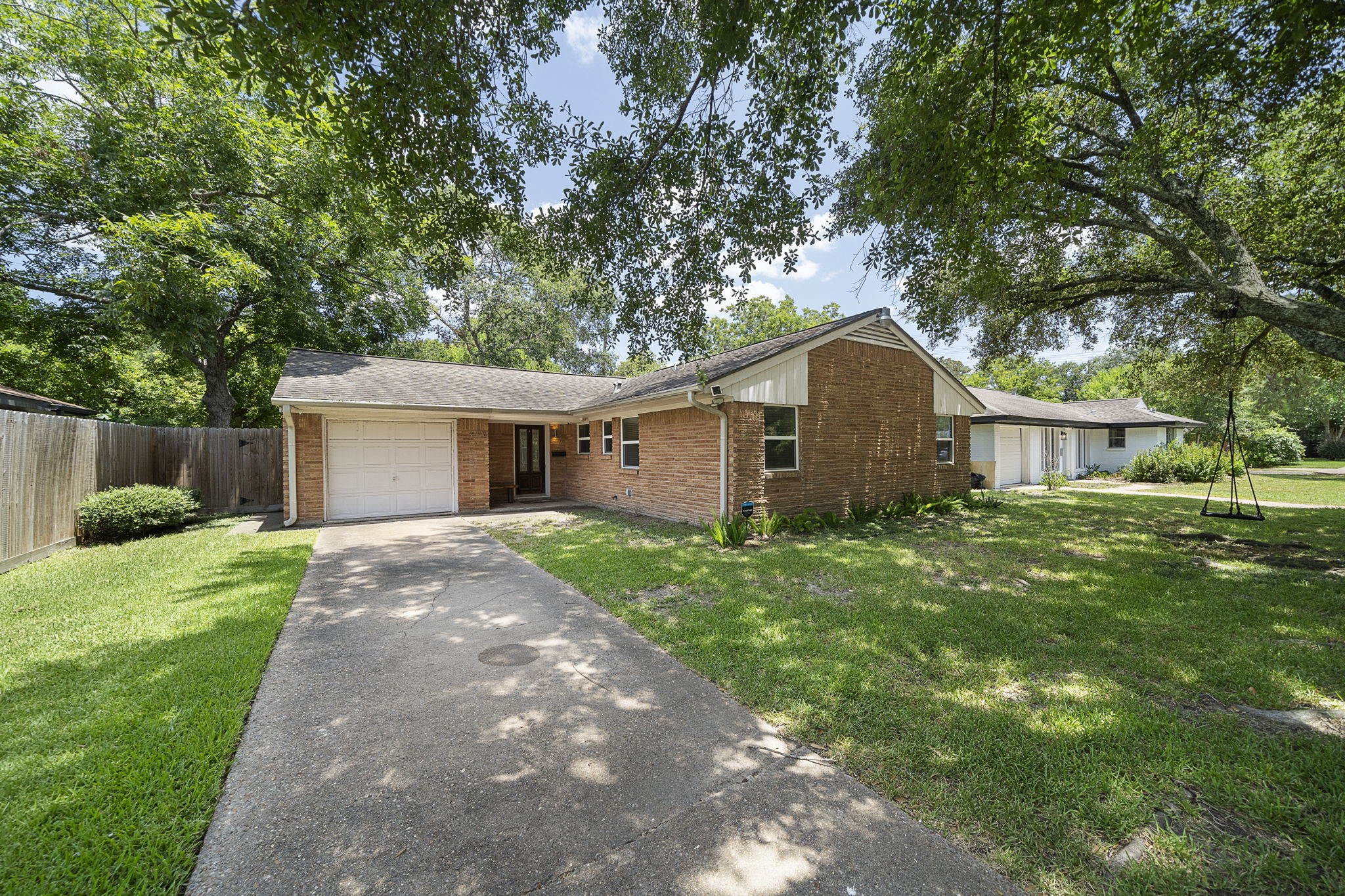 4306 Warm Springs Road Houston, TX 77035 - Photo 3 of 36