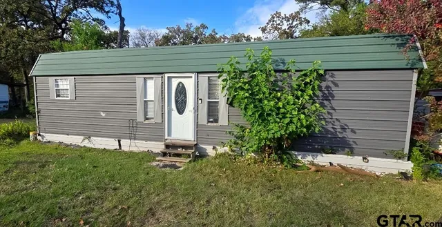 a view of a backyard with plants