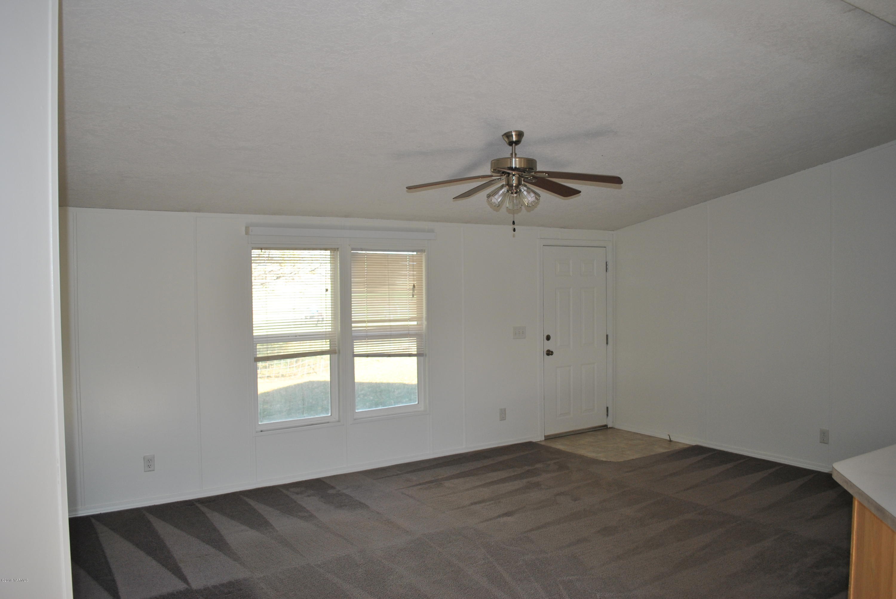 1153 Tear Road Grandview, WA 98930 - Photo 4 of 6 an empty room with a window