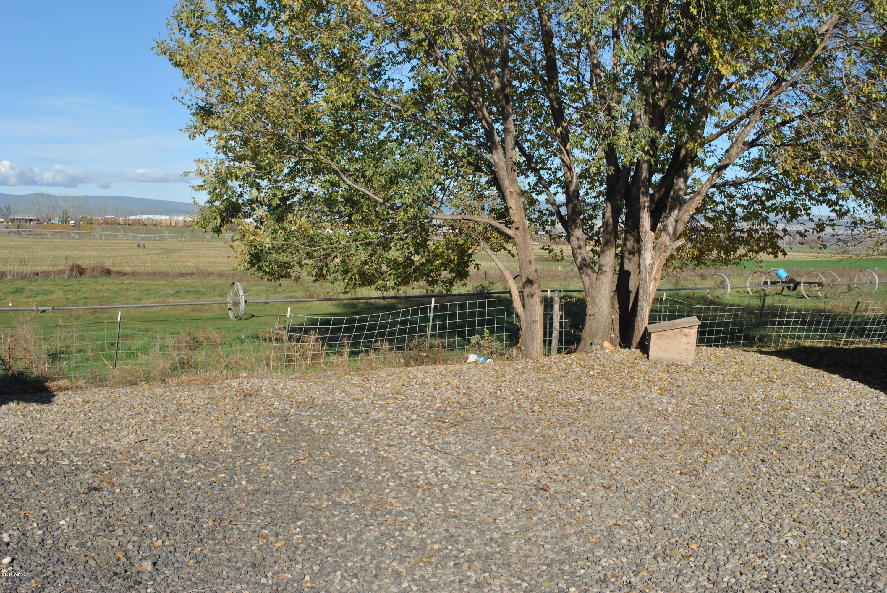 1153 Tear Road Grandview, WA 98930 - Photo 6 of 6 a backyard of a house with a lake view
