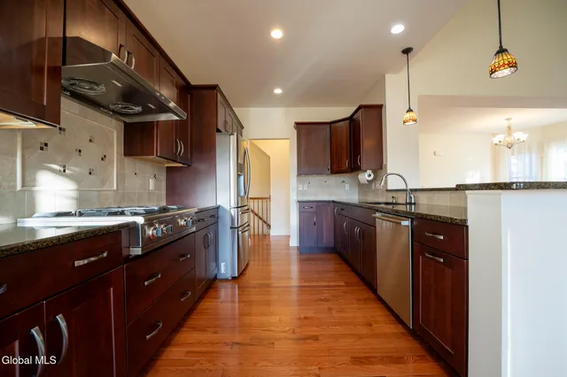 $539,900 | 14 St Marks Square, Guilderland, NY 12159