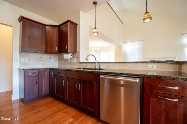 $539,900 | 14 St Marks Square, Guilderland, NY 12159