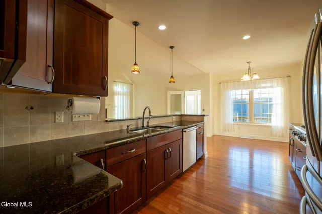 $539,900 | 14 St Marks Square, Guilderland, NY 12159