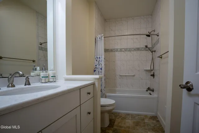 $539,900 | 14 St Marks Square, Guilderland, NY 12159