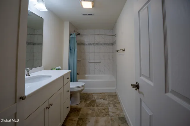 $539,900 | 14 St Marks Square, Guilderland, NY 12159